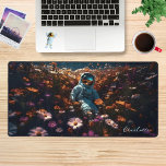 Astronaut in Daisy Wildflower Gepersonaliseerde na Bureaumat<br><div class="desc">Astronaut In Daisy Wildflower Persoonlijke Naam Desk Mat beschikt over een astronaut die zit in een veld van madeliefjes en wilde bloemen. Perfect cadeau voor ruimteliefhebbers en gepersonaliseerd met uw aangepaste naam. Geef een geweldig op maat gemaakt cadeau aan familie en vrienden voor verjaardag, kerst, feestdagen, Moederdag, grootouders, zus, vrouw,...</div>