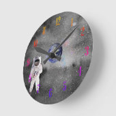 Astronaut in de buitenruimterijaarde ronde klok (Hoek)