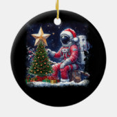Astronaut in de buurt door Kerstboom Outer Space C Keramisch Ornament (Achterkant)
