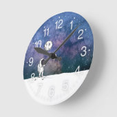 Astronaut in de ruimte met maanballonkosmossterren ronde klok (Hoek)