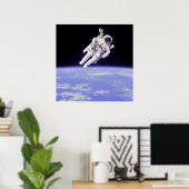 Astronaut in de ruimte met Manned Manuevering Unit Poster (Thuiskantoor)