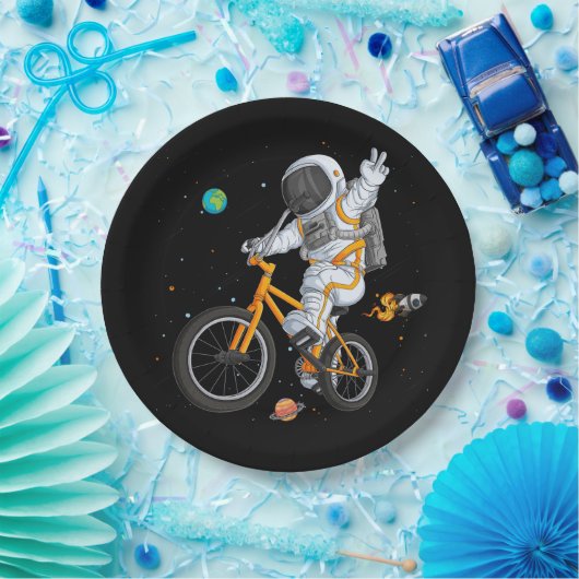 Astronaut in ruimtepak rijden BMX fiets op ruimte  Papieren Bordje (Feest)