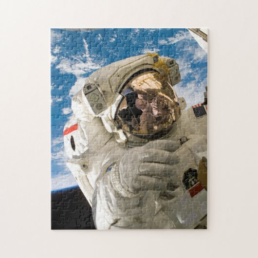 Astronaut in Space Repairing Space Station Foto Legpuzzel (Verticaal)