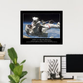 Astronaut Jerry L. Ross verankerd in de Mobile Poster (Thuiskantoor)