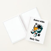 Astronaut lezen: leren in nul zwaartekracht notitieboek (Binnen)