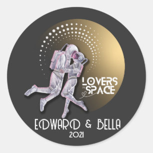 Astronaut Lovers die in de ruimte zoenen met Gold  Ronde Sticker