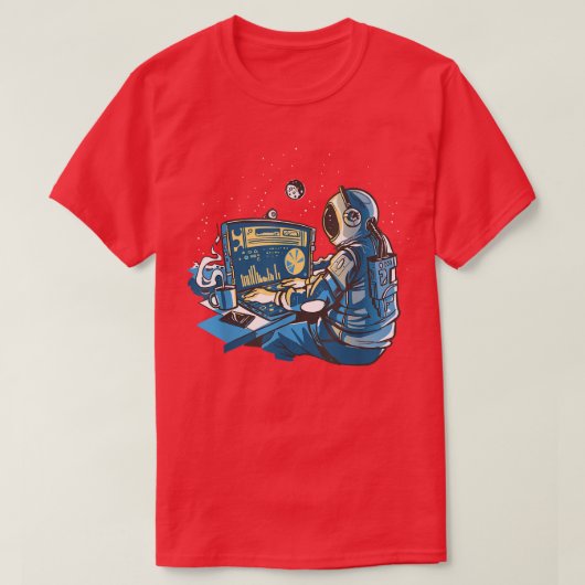 Astronaut op computer in de ruimtevaartruimte t-shirt (Design voorkant)