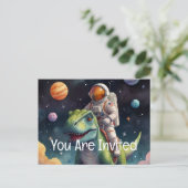 Astronaut op dino in de ruimte uitnodiging briefkaart (Staand voorkant)