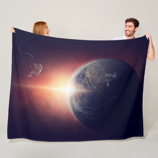 ASTRONAUT OVER DE AARDE FLEECE DEKEN (In situ)