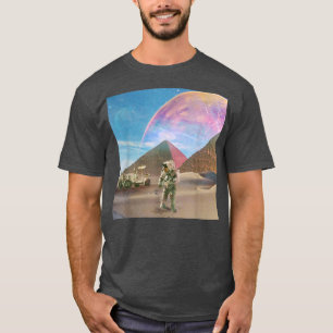 Astronaut Piramides Buitenruimte Universum Surreal T-shirt