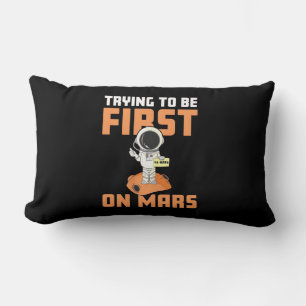 Astronaut probeert eerst op Mars te zijn Kussen