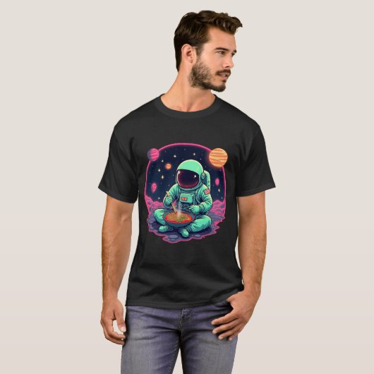 Astronaut Ramen Noodle – Fun Space Graphic T-shirt (Voorkant volledig)