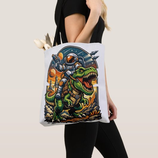 Astronaut Riding a T-Rex – Epic Space Dinosaur Tote Bag (Dichtbij)