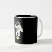 Astronaut Saturnus Tweekleurige Koffiemok (Voorkant rechts)
