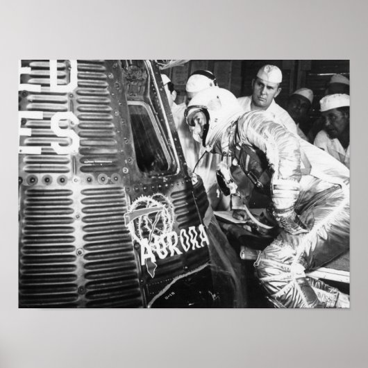 Astronaut Scott Carpenter inspecteert Aurora 7 Poster (Voorkant)