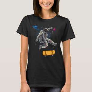 Astronaut skateboarden in de ruimte tussen de plan t-shirt