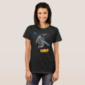 Astronaut skateboarden in de ruimte tussen de plan t-shirt (Voorkant volledig)