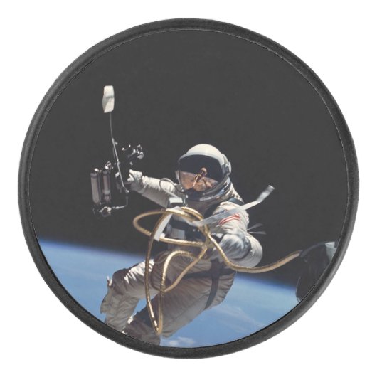 Astronaut Space Walk Hockey Puck (Voorkant)