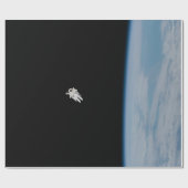 Astronaut Spacewalk aver boven de aarde Cadeaupapier (Vlak)