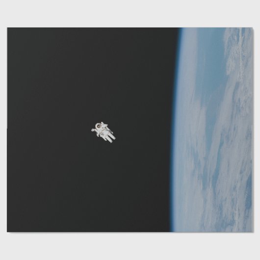 Astronaut Spacewalk aver boven de aarde Cadeaupapier (Vlak)