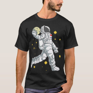 Astronaut speelt basketbal met de maan. t-shirt