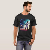 Astronaut spelen honkbal grappige astronaut buiten t-shirt (Voorkant volledig)