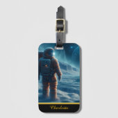 Astronaut staat op een met vorst bedekt oppervlak bagagelabel (Voorkant (verticaal))