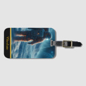 Astronaut staat op een met vorst bedekt oppervlak bagagelabel (Voorkant (horizontaal))