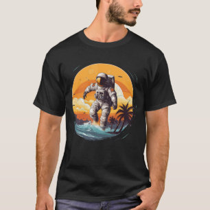 Astronaut surfen op een strand t-shirt