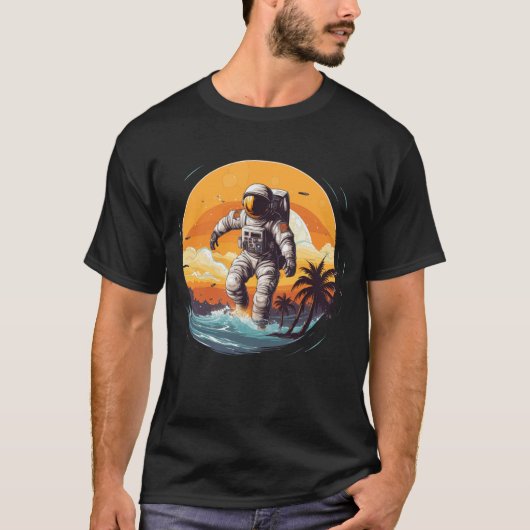 Astronaut surfen op een strand t-shirt (Voorkant)