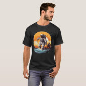 Astronaut surfen op een strand t-shirt (Voorkant volledig)