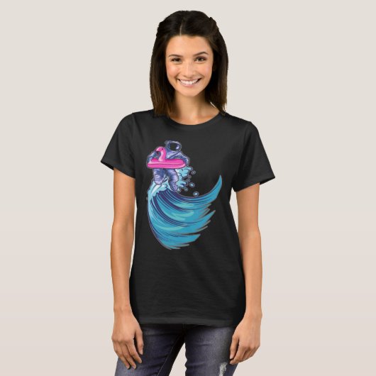 Astronaut Surfing Ocean Waves With Pink Flamingo F T-shirt (Voorkant volledig)