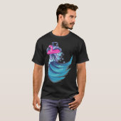 Astronaut Surfing Ocean Waves With Pink Flamingo F T-shirt (Voorkant volledig)