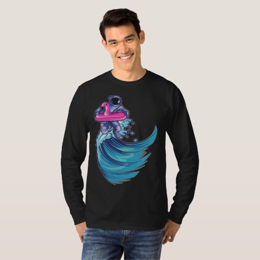Astronaut Surfing Ocean Waves With Pink Flamingo F T-shirt (Voorkant volledig)
