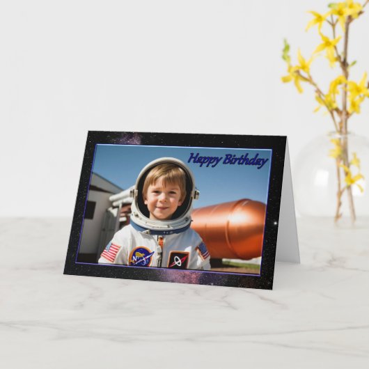 Astronaut tilt de verjaardagsverjaardag van de jon kaart (Gele Bloem)