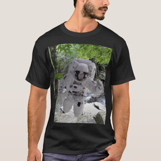 Astronaut Verkent Aarde Zwarte T-shirt (Voorkant)