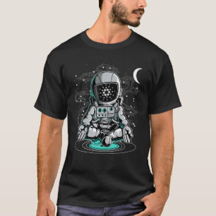 Astronaut Yoga Cardano ADA-munt in de motorcrypto T-shirt