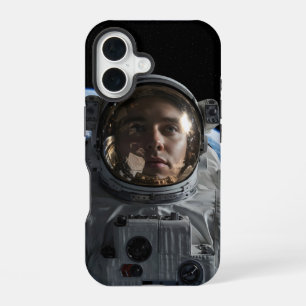 Astronaut zweeft in de ruimte met de aarde zichtba iPhone 16 hoesje