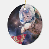 Astronautkat jaagt op een pizza stuk keramisch ornament (Links)