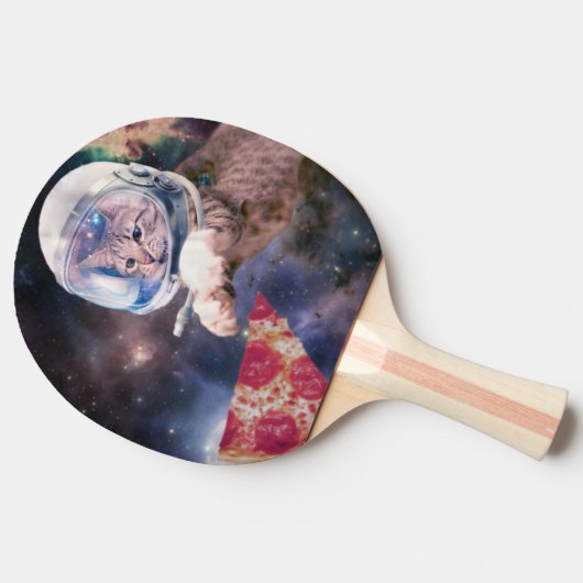 Astronautkat jaagt op een pizza stuk tafeltennisbatje (Zijkant)