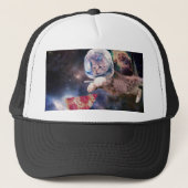 Astronautkat jaagt op een pizza stuk trucker pet (Voorkant)