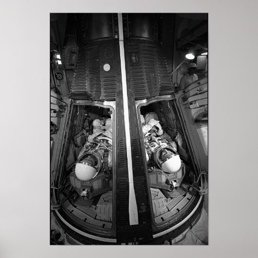 Astronauts ingebracht in de Gemini 4-capsule Poster (Voorkant)