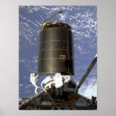 Astronauts vangen en repareren INTELSAT VI (STS-49 Poster (Voorkant)