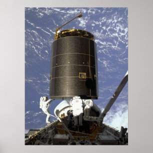 Astronauts vangen en repareren INTELSAT VI (STS-49 Poster