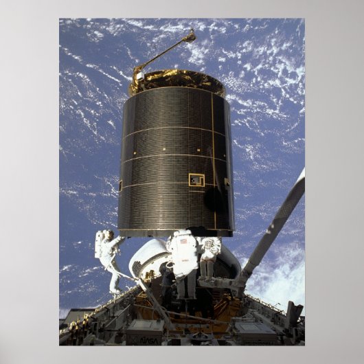 Astronauts vangen en repareren INTELSAT VI (STS-49 Poster (Voorkant)