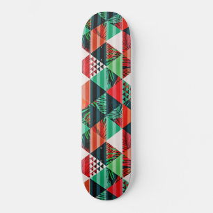 Asymmetrische vormen met veel kleuren en palmen persoonlijk skateboard