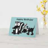 AT- Dog Sniffing Skunk Butt Cartoon Kaart (Gele Bloem)