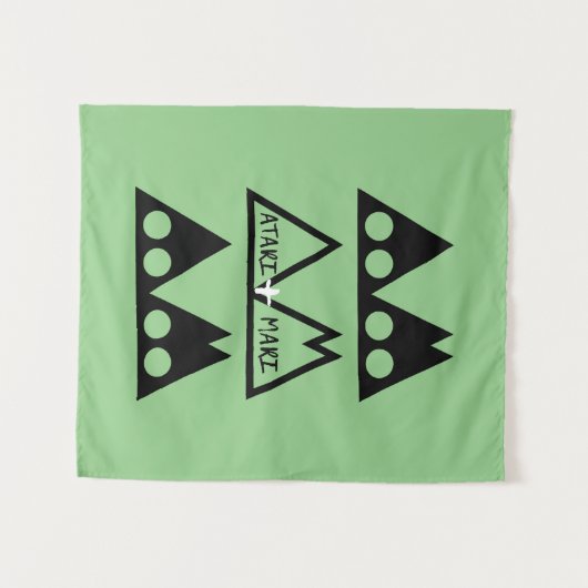 ATARI+MARI Tri-Logo wandtapijt Wandkleed (Voorkant (horizontaal))