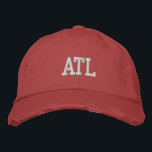 ATL "Atlanta" Monogram Wit en Rood Stijl Geborduurde Pet<br><div class="desc">ATL "Atlanta" Monogram geborduurd Wit op rood stijl distressed cotton pet. Maakt een prachtig cadeau voor iedereen die van Atlanta GA houdt! Als u ook liever uw persoonlijke monogram wilt hebben, selecteert u de knop "Deze sjabloon personaliseren" om jouw naam-initialen in te voeren. Borduurwerk is aanpasbaar aan andere kleurkeuzes door...</div>