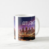 Atlanta, Georgia City skyline 's nachts Koffiemok (Voorkant rechts)